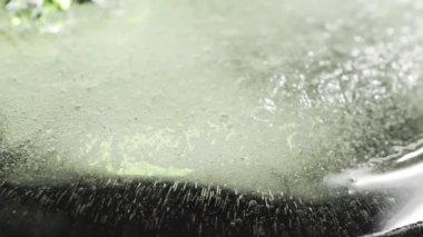 Hava kabarcıklı buz renkli ışıkla aydınlatılmış