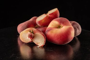 Siyah arka planda olgun şeftaliler. Yakın plan.