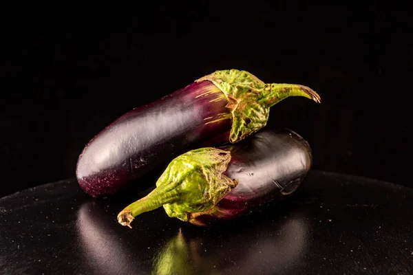 Siyah arka planda olgun patlıcan. Yakın plan. — Stok fotoğraf