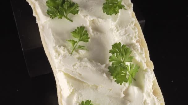 Peynirli Ciabatta Ekmeği Siyah Arka Planda Otlar — Stok video