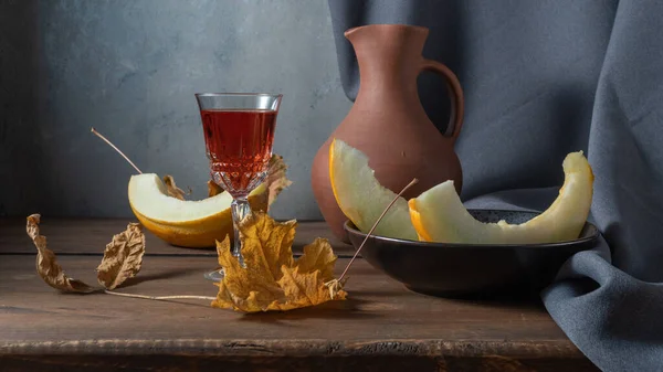 Naturaleza Muerta Con Melón Rodajas Una Jarra Arcilla Vino Hojas — Foto de Stock