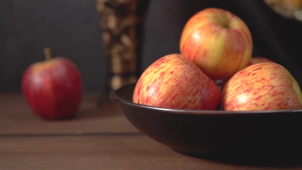 Karanlık bir arka planda elmalar ve üzümlerle dolu bir hayat — Stok video