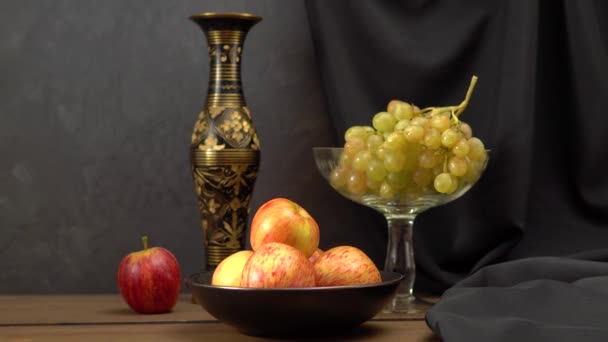 Stilleven met appels en druiven op een donkere achtergrond — Stockvideo