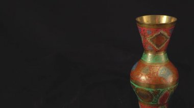 Karanlık bir arka planda erik ve elmalarla dolu bir hayat