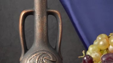 Meyve ve bir şişe şarapla sakin bir hayat. Elmalar, armutlar, erikler, üzümler ve nektarinler.