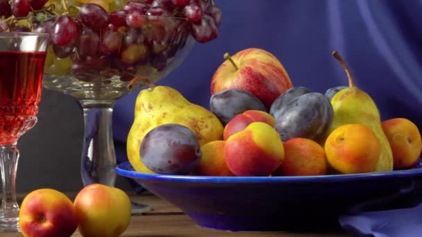 Νεκρή Ζωή Φρούτα Και Ένα Μπουκάλι Κρασί Μήλα Αχλάδια Δαμάσκηνα — Αρχείο Βίντεο