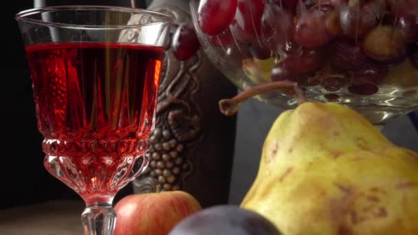 Ainda Vida Com Fruta Uma Garrafa Vinho Maçãs Peras Ameixas — Vídeo de Stock