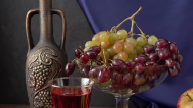 Meyve ve bir şişe şarapla sakin bir hayat. Elmalar, armutlar, erikler, üzümler ve nektarinler.