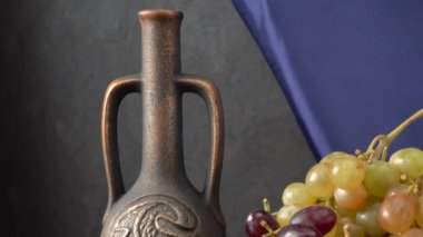 Meyve ve bir şişe şarapla sakin bir hayat. Elmalar, armutlar, erikler, üzümler ve nektarinler.