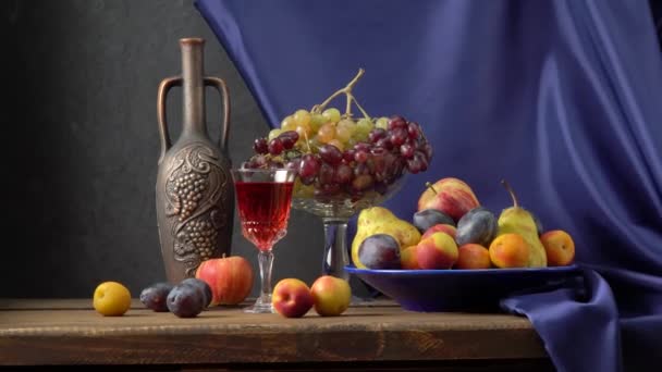 Zátiší s ovocem a lahví vína. Jablka, hrušky, švestky, hrozny a nektarinky.