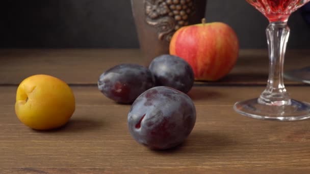 Ainda Vida Com Fruta Uma Garrafa Vinho Maçãs Peras Ameixas — Vídeo de Stock