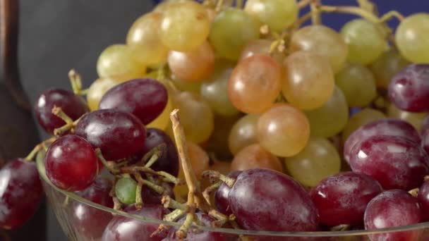 Natura Morta Con Frutta Una Bottiglia Vino Mele Pere Prugne — Video Stock