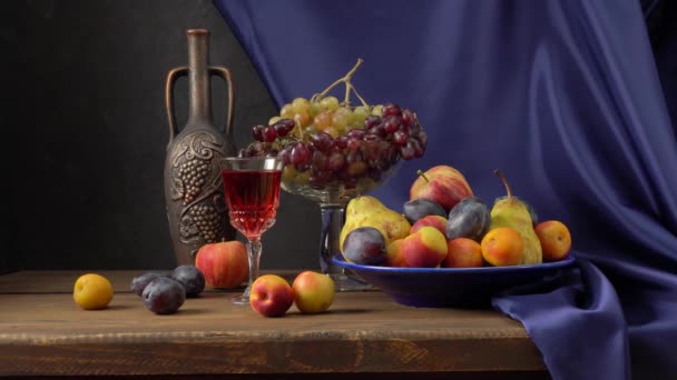 Bodegón Con Fruta Una Botella Vino Manzanas Peras Ciruelas Uvas — Vídeo de stock