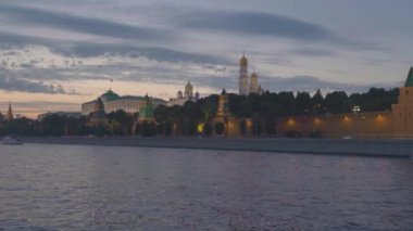 Moskova. Kremlin. Nehrin manzarası.