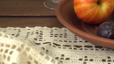 Bir şişe şarap, elma ve erikle hayat.