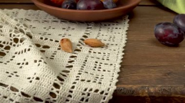 Bir şişe şarap, elma ve erikle hayat.