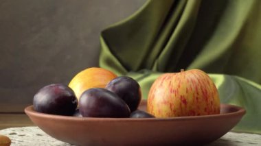 Bir şişe şarap, elma ve erikle hayat.