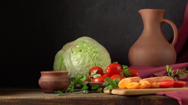 Stillleben Mit Gemüse Und Einem Tonkrug Kohl Tomaten Karotten Petersilie — Stockvideo