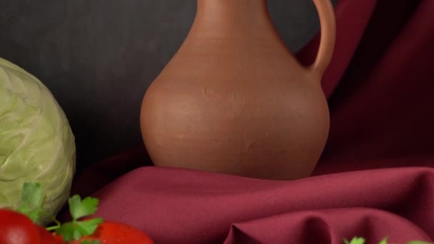 Stilleven Met Groenten Een Kan Klei Kool Tomaten Wortelen Peterselie — Stockvideo