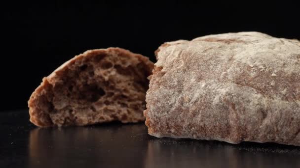Житній Хліб Чіабата Крупним Планом Чорному Тлі — стокове відео