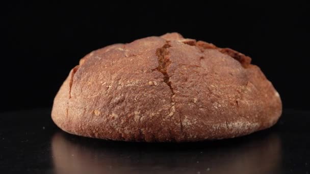 Okrągły Chleb Żytni Czarnym Tle — Wideo stockowe