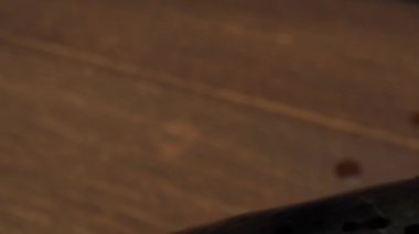 Koyu bir arka planda somon balığı kafası..