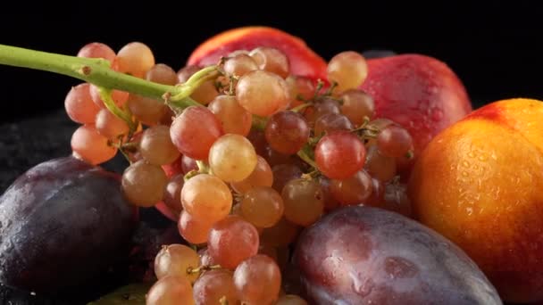 Roze Quiche Mish Druiven Pruimen Nectarines Een Zwarte Achtergrond — Stockvideo