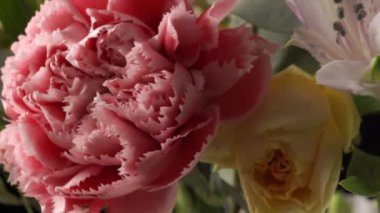 Siyah arka planda bir buket çiçek..