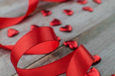 Kalpler beyaz, Sevgililer günü kavram olarak şeklinde kurdeleler. kopya alanı