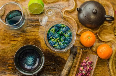 Organik mavi çay Anchan bir çaydanlık ve bir bardak