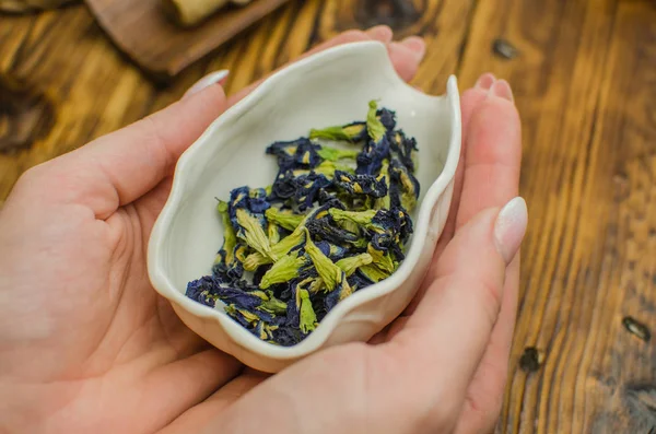 Thé Bleu Biologique Anchan Dans Une Théière Une Tasse — Photo