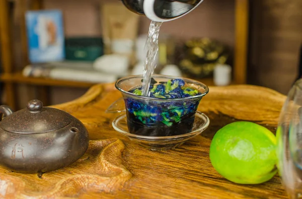 Organik Mavi Çay Anchan Bir Çaydanlık Bir Bardak — Stok fotoğraf