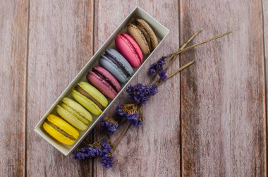 Fransız acıbadem kurabiyesi pasta. Bademli kurabiye kutusundaki metinle Kuru çiçekler