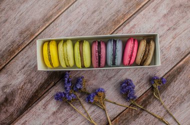 Fransız acıbadem kurabiyesi pasta. Bademli kurabiye kutusundaki metinle Kuru çiçekler