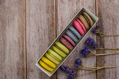 Fransız acıbadem kurabiyesi pasta. Bademli kurabiye kutusundaki metinle Kuru çiçekler