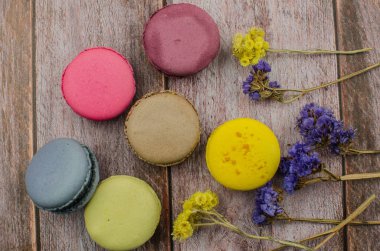 Fransız acıbadem kurabiyesi pasta. Bademli kurabiye kutusundaki metinle Kuru çiçekler