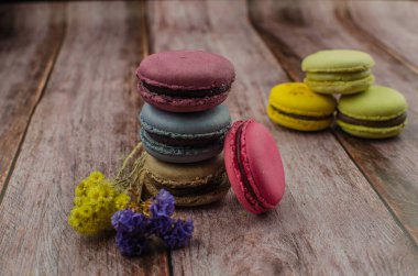 Fransız acıbadem kurabiyesi pasta. Bademli kurabiye kutusundaki metinle Kuru çiçekler