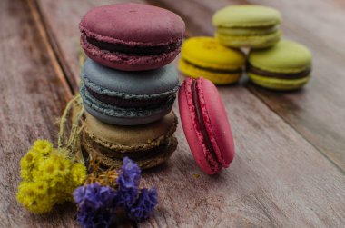 Fransız acıbadem kurabiyesi pasta. Bademli kurabiye kutusundaki metinle Kuru çiçekler