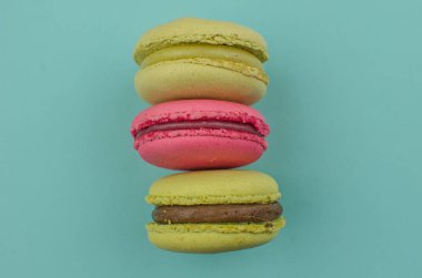 Fransız acıbadem kurabiyesi pasta. Bademli kurabiye kutusundaki metinle Kuru çiçekler