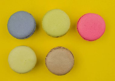 Fransız acıbadem kurabiyesi pasta. Bademli kurabiye kutusundaki metinle Kuru çiçekler