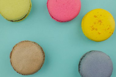 Fransız acıbadem kurabiyesi pasta. Bademli kurabiye kutusundaki metinle Kuru çiçekler