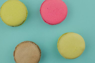 Fransız acıbadem kurabiyesi pasta. Bademli kurabiye kutusundaki metinle Kuru çiçekler