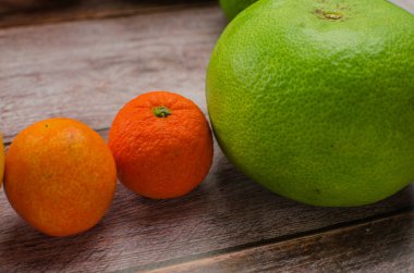 Narenciye meyve portakal, limon, greyfurt, mandalina, limon ahşap arka plan üzerinde