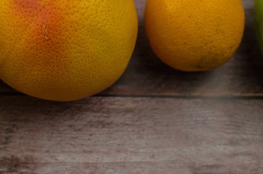 Narenciye meyve portakal, limon, greyfurt, mandalina, limon ahşap arka plan üzerinde