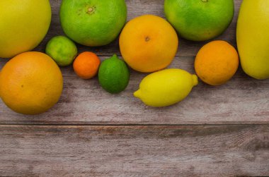 Narenciye meyve portakal, limon, greyfurt, mandalina, limon ahşap arka plan üzerinde