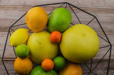 Narenciye meyve portakal, limon, greyfurt, mandalina, limon ahşap arka plan üzerinde