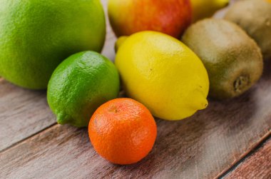Narenciye meyve portakal, limon, greyfurt, mandalina, limon ahşap arka plan üzerinde