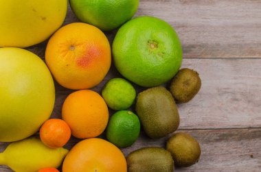 Narenciye meyve portakal, limon, greyfurt, mandalina, limon ahşap arka plan üzerinde
