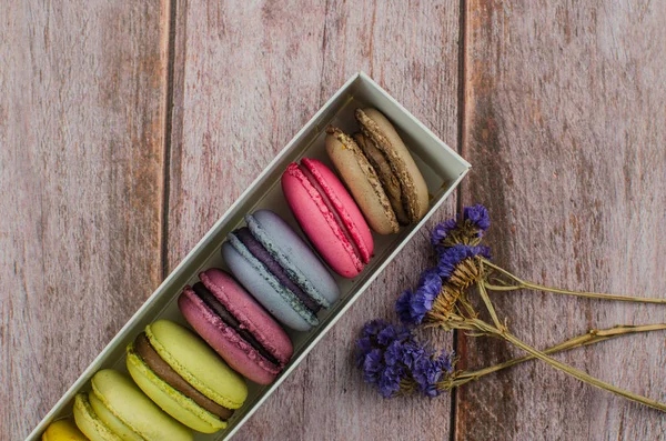 Fransız acıbadem kurabiyesi pasta. Bademli kurabiye kutusundaki metinle Kuru çiçekler