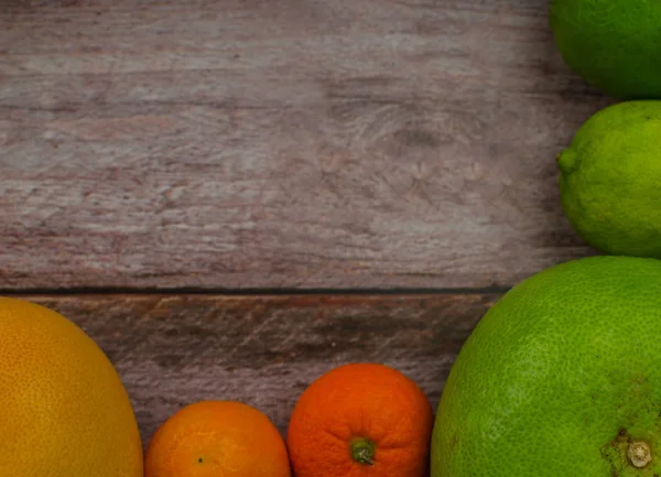 Narenciye meyve portakal, limon, greyfurt, mandalina, limon ahşap arka plan üzerinde